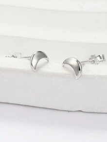 1對可愛且時尚的銀色月形耳環,適合女性日常穿著