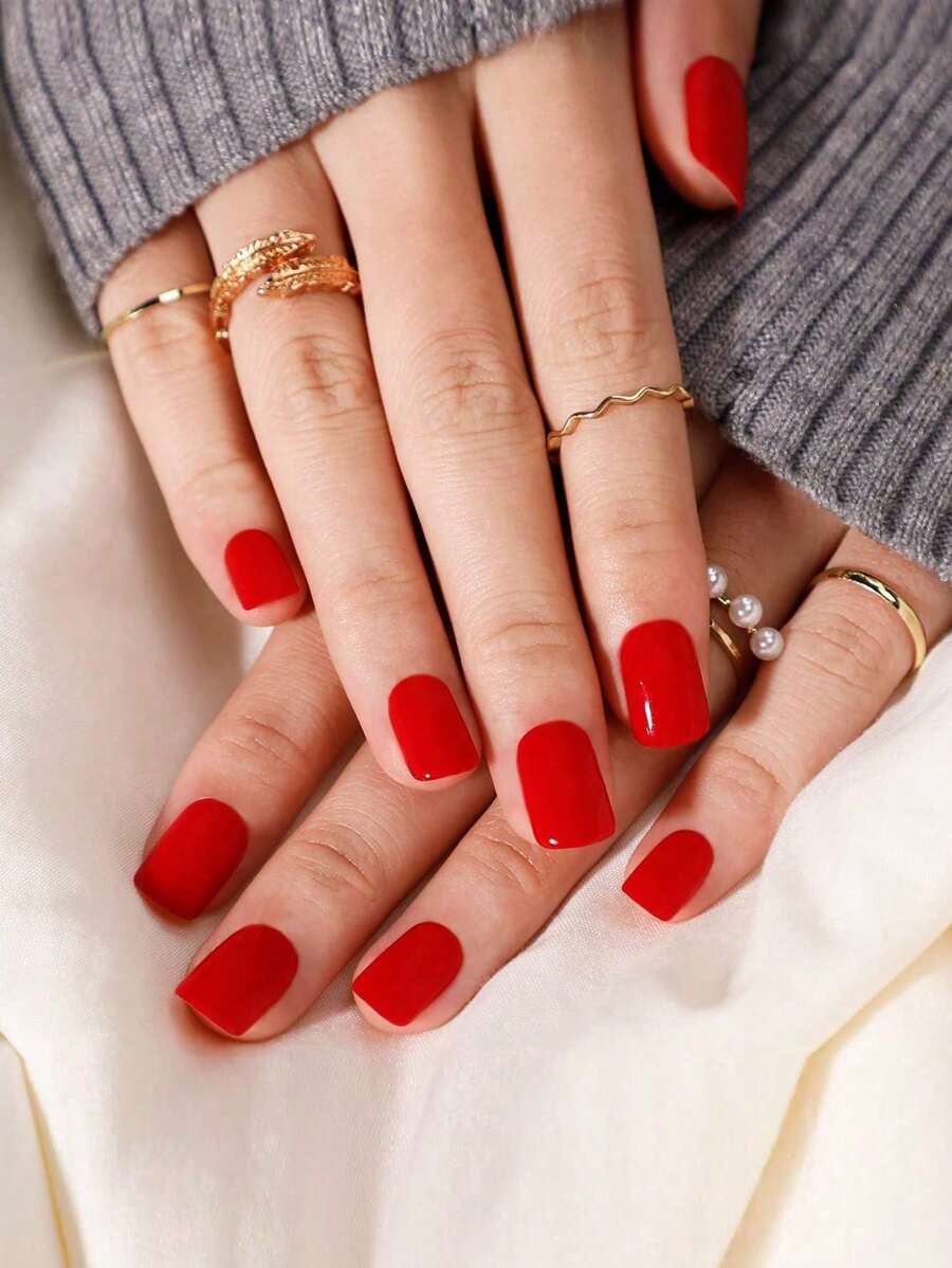 Bộ 24 móng giả vuông ngắn màu đỏ trơn, phủ toàn bộ móng, bao gồm 1 dũa móng và 1 bộ keo dán móng. Bộ dụng cụ làm móng này phù hợp cho các bạn gái, các bà mẹ và phụ nữ, là món quà lý tưởng cho các dịp bán sỉ móng, Giáng sinh, Halloween, Lễ Tạ ơn, Ngày của Mẹ và Ngày Valentine. Bộ dụng cụ làm trắng móng này đi kèm với móng giả có thể tháo rời, phù hợp cho các ngày lễ, tiệc tùng, hẹn hò và sử dụng hàng ngày.