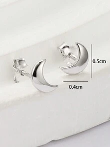 1對可愛且時尚的銀色月形耳環,適合女性日常穿著