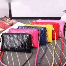 Bolso de hombro con estampado de cocodrilo de moda 2025 para mujeres, bolso cruzado pequeño con compartimento para teléfono y monedero