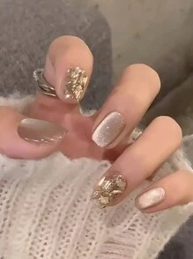 حديثي مظهرك! مجموعة من 24 قطعة من الأظافر الزائفة باللون الشامباني ذات الشكل الفرنسي القصير المستدير مع اللمعان والتي تغطي الأظافر بالكامل، مناسبة للحفلات والرقص والارتداء اليومي. اضافر صناعيه اظافر اصطناع