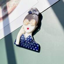 1入組女士彩色壓克力手形女孩造型胸針徽章,適用於約會、派對、打扮和日常穿著 - 藍色 - 查看 4