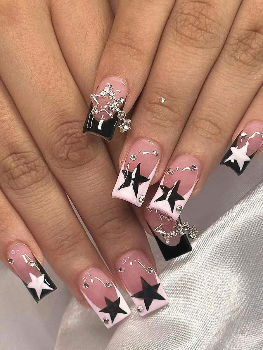 24 punte di unghie a forma di bara lunghe, stile Y2K, con decorazione a catena di strass. Include 1 lima per unghie e 1 gel trasparente per unghie finte
