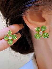 一对时尚芙蓉花水滴釉白花耳环，适合女性日常装饰