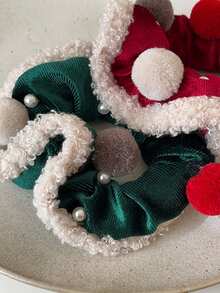 1入組聖誕綠絨布抓緊髮圈,搭配毛茸茸球裝飾,可愛的馬尾帶,頭髮配件