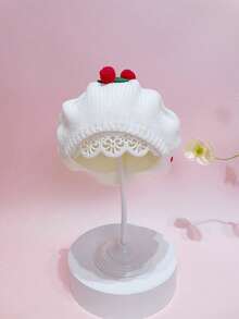 1頂手工編織的兒童貝雷帽,帽頂綴以3顆小櫻桃,宮廷風格編織貝雷帽,可愛的繪畫帽,具流行的時尚棋格圖案,配有蝴蝶結,時髦別緻的七彩色針織帽,冬季保暖輕盈,復古針織帽,舒適柔軟的貝雷帽裝飾用 - 白色 - 查看 3