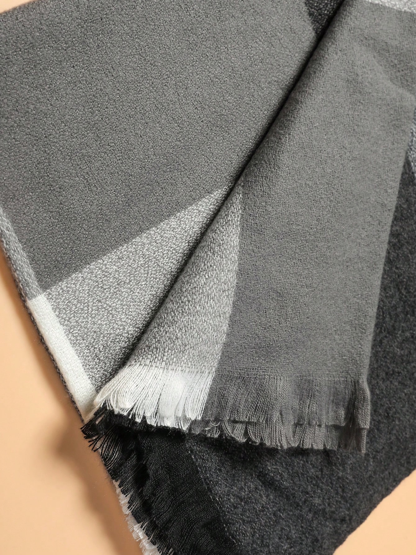 وشاح حريري محبوك قصير بريق لونين وجوانب مزينة بشرا...