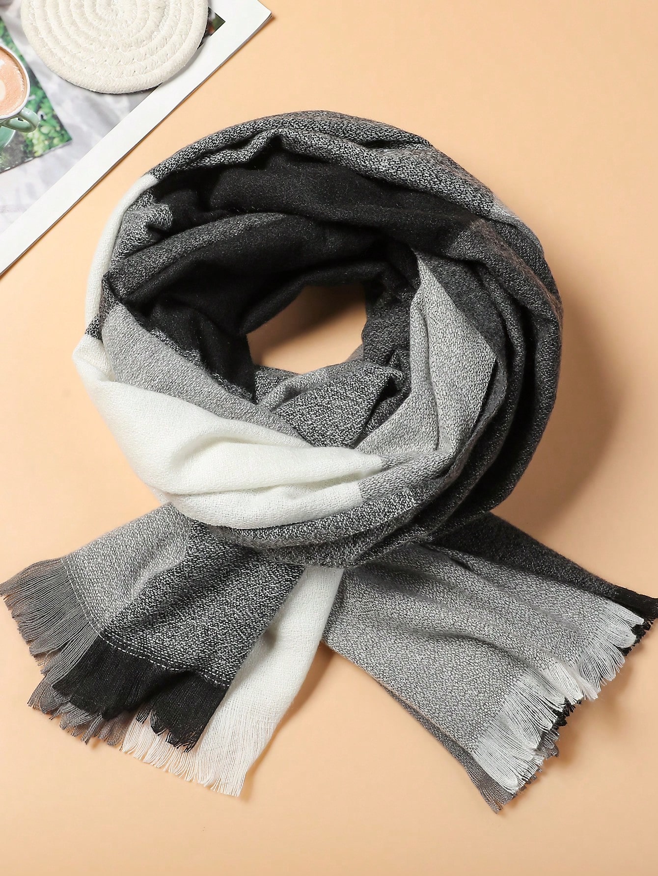 وشاح حريري محبوك قصير بريق لونين وجوانب مزينة بشرا...