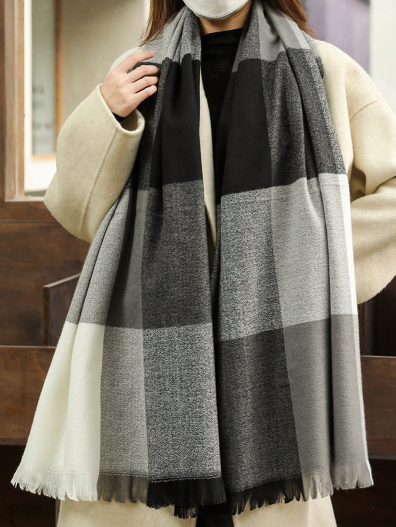 وشاح حريري محبوك قصير بريق لونين وجوانب مزينة بشرا...