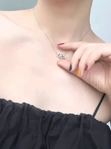 1套銀鍍青銅鑲嵌方格氧化鋯石字母項鍊,diy字母名首飾,情人節和節日禮物,女性珠寶,姓氏首字母吊墜,情侶鍊 - 銀色 - 查看 3