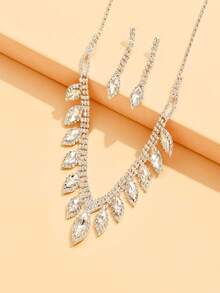 婚禮珠寶套裝包含項鍊、耳環和髮飾,鑲嵌閃亮鑽石裝飾