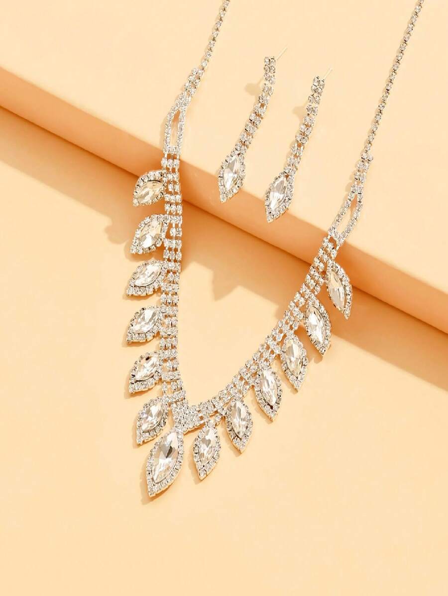 婚禮珠寶套裝包含項鍊、耳環和髮飾,鑲嵌閃亮鑽石裝飾