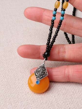 1 pieza Collar con colgante de estilo de vacaciones con cadena de cuentas de arroz largas hechas a mano y colgante de ámbar falso