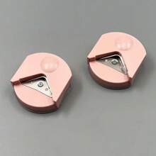 1 件卡片和照片角刀,附打孔剪刀,適合 Diy 剪貼簿,適合切割 3 張 0.4 毫米厚的紙張,非常適合農曆新年賀卡、婚禮邀請函、生日派對邀請函裝飾 - 粉色 - 查看 3