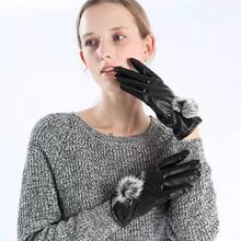 1對女款黑色冬季手套,裝飾有毛球,保暖防風,時尚多變,優雅個性,奢華豪華,適用於日常使用和約會