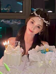 1頂時尚奢華鑲嵌手工水鑽皇冠頭飾,合金和水晶材料適用於婚禮/新娘/攝影