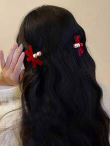 2入組(1對)女士絲絨蝴蝶結&仿珍珠髮夾(鱷魚夾&邊緣夾)，適用於新年、日常、約會、派對穿戴 - 紅色 - 查看 3