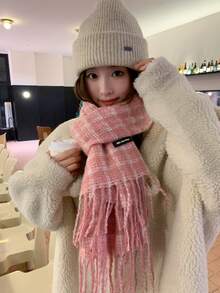 1條綠色方格圍巾(兩用),帶流蘇,日常使用或是裝飾皮膚和衣服,能夠保暖,同時也是戀人的完美禮物