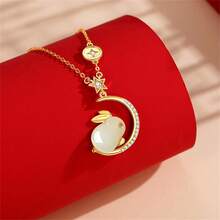 1個附有玉兔吊墜的鈦鋼兔子項鍊,鎖骨鍊,是新年和情人節最好的禮物,女性首飾