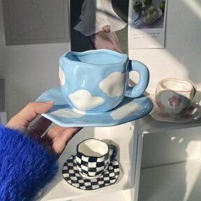 1 pièce Ensemble créatif de tasse à café et soucoupe en céramique, simple et frais, avec un design peint à la main en bleu/violet sous couverte et une forme asymétrique