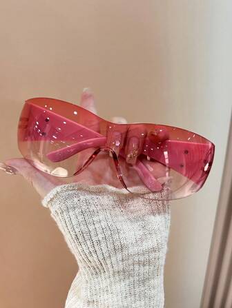 一副男女通用环绕式无框时尚眼镜，适合日常装饰和搭配