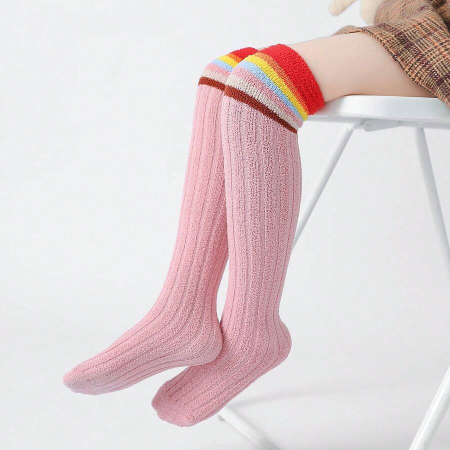 1雙彩虹大腿高可麗龍絨長襪,厚實保暖的膝上長襪,為冬季增添色彩