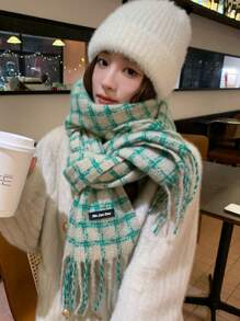 1條綠色方格圍巾(兩用),帶流蘇,日常使用或是裝飾皮膚和衣服,能夠保暖,同時也是戀人的完美禮物