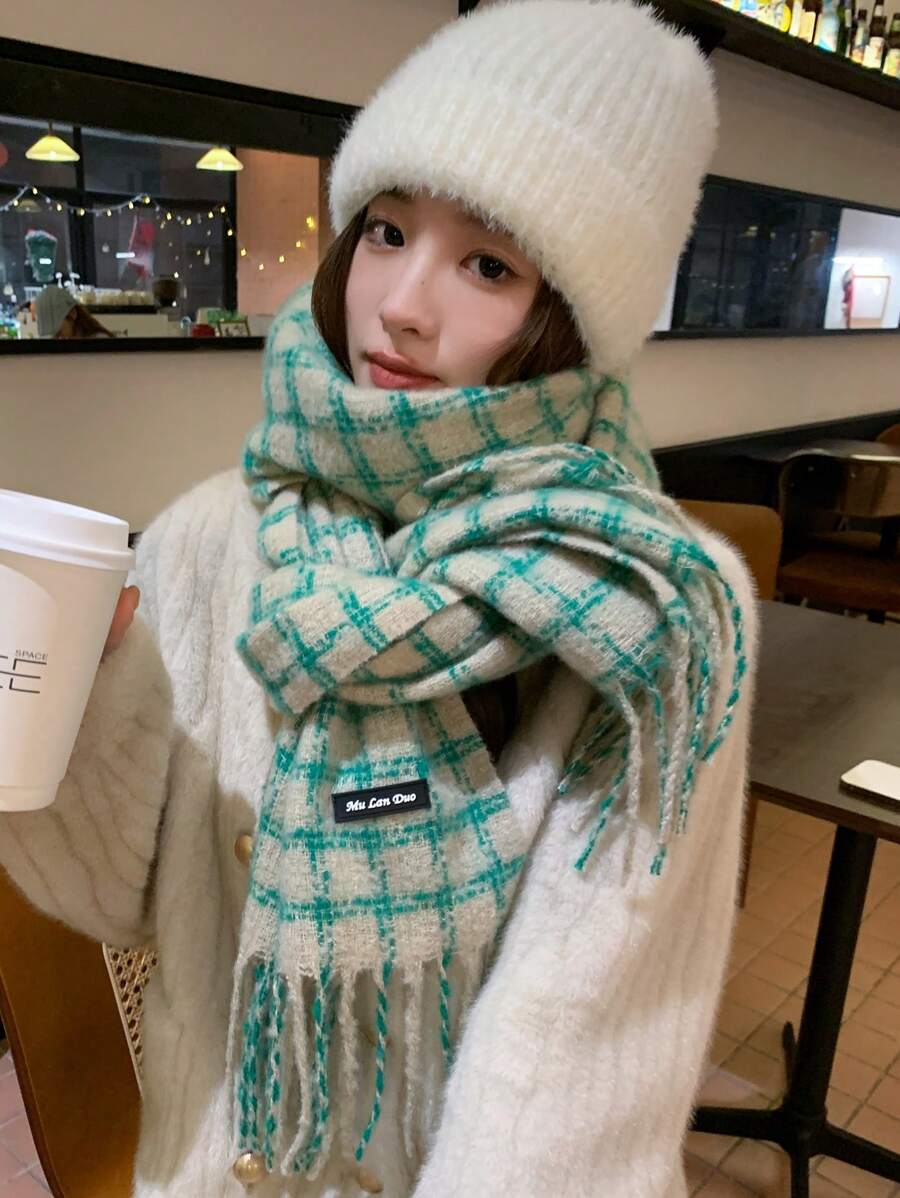1條綠色方格圍巾(兩用),帶流蘇,日常使用或是裝飾皮膚和衣服,能夠保暖,同時也是戀人的完美禮物