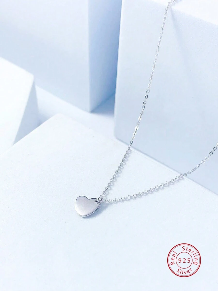 1條簡單精緻的925純銀心形項鍊,適合女性秋冬日常和工作穿著,作為珠寶禮物