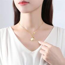 1個附有玉兔吊墜的鈦鋼兔子項鍊,鎖骨鍊,是新年和情人節最好的禮物,女性首飾