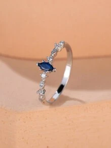 1 Stück modischer und exquisiter Ring mit saphirblauem Zirkonia in Pferdeaugenform, edles Geschenk für Mädchen, geeignet für Engagement, Hochzeit und Party Dekorationen