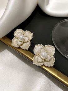 1對s925純銀針時尚精靈花朵耳環,以人造珍珠山茶花設計為特色,展現高端感和甜美優雅,是女性日常穿戴的多功能完美選擇