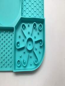 1入方形四個隔層矽膠寵物舔板,吸盤設計,可作為沐浴分心慢餵食器皿給狗狗用 - 綠色 - 查看 6