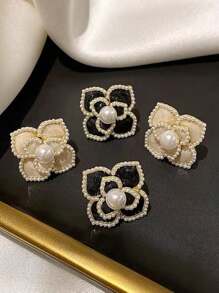 1對s925純銀針時尚精靈花朵耳環,以人造珍珠山茶花設計為特色,展現高端感和甜美優雅,是女性日常穿戴的多功能完美選擇