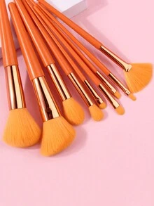 9件套柔软化妆刷套装，包含粉底刷、散粉刷、腮红刷、眼影刷等，是打造精致妆容的理想之选。套装包含各种化妆刷，是化妆礼盒的理想之选。