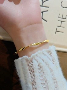 1入金色鋼材莫比烏斯環手鍊，女性新款簡約精緻扭轉手環，不鏽鋼材質，適合日常佩戴或作為送給最好的朋友的禮物 - 金黃色 - 查看 2