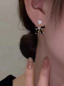 1 Pair French Style Luxury Minimalist Black Bowknot Heart Shape Earrings, Fashion Personalized Elegant Ear Studs For Women, Versatile Daily Wear - Black - View 1