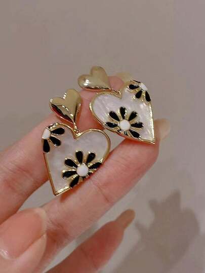 一对法式风格个性化小雏菊和心形耳环，独特设计，时尚别致，精致甜美，适合女性日常佩戴，情人节、母亲节、妈妈礼物。