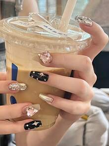 女神优雅温柔诱人多巴胺逼真纯手工ins流行辣妹黑色秋冬闪钻美甲贴，显白美甲贴纸美甲片，极简性感风格，无痕简约高级感，酷炫可拆卸美甲片，果冻胶显白辣妹美甲贴，方便携带，随时随地佩戴，每包24片。