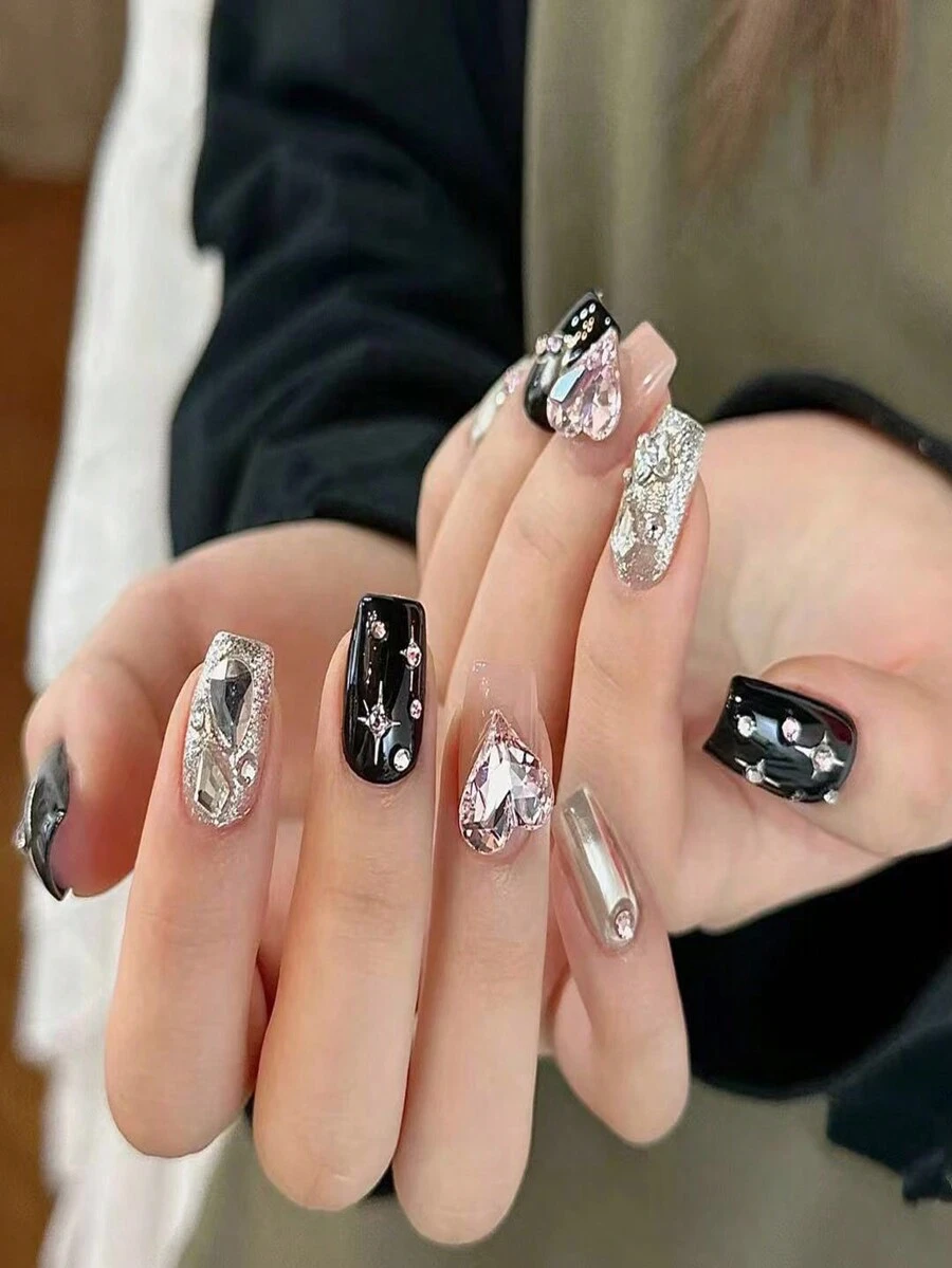 女神优雅温柔诱人多巴胺逼真纯手工ins流行辣妹黑色秋冬闪钻美甲贴，显白美甲贴纸美甲片，极简性感风格，无痕简约高级感，酷炫可拆卸美甲片，果冻胶显白辣妹美甲贴，方便携带，随时随地佩戴，每包24片。