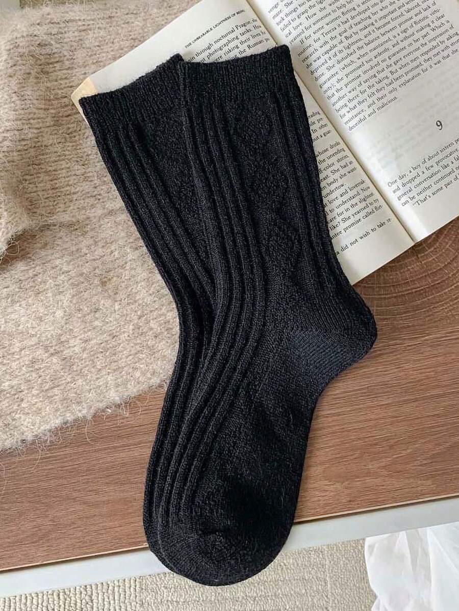 女款加厚保暖羊毛波浪格子圖案中筒襪,扭織設計,適合日常穿著 - 黑色 - 查看 1