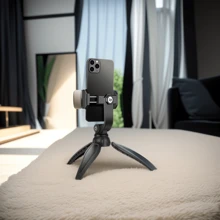 Q166i 手機架適用於多品牌手機,可用作桌面架、便攜式多功能三腳架,手機架最大寬度可夾緊在 10cm內。三腳架介面為1/4英寸,可用於安裝攝像頭和微型訂單等設備。 - 黑色 - 查看 4