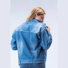 chamarra de mezclilla con botones y bolsillos  estilo oversize