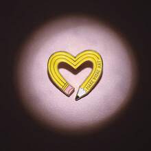 1入女士卡通扭曲鉛筆形胸針,時尚可愛的日常服裝/包飾,金屬徽章/補丁