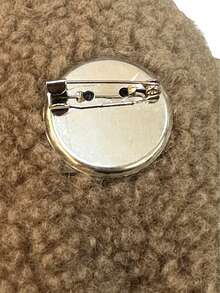 1個可愛的卡通毛絨3d工作褲熊形胸針,適用於袋子,衣服等