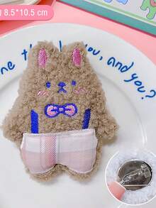 1個可愛的卡通毛絨3d工作褲熊形胸針,適用於袋子,衣服等