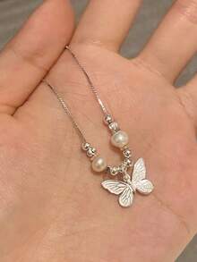 1個奢華的金屬蝴蝶和珍珠裝飾鎖骨鍊,適合女性日常佩戴
