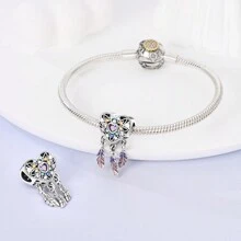 Pendentif attrape-rêves à la mode décoré d'éléments colorés, en forme de cœur, de plumes et de franges, idéal pour la Saint-Valentin