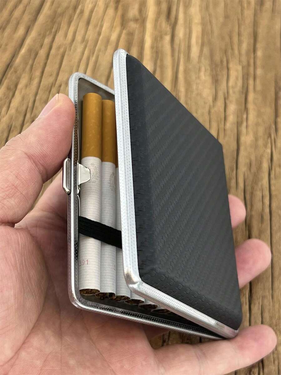1 件男款黑色不鏽鋼時尚煙盒,附竹編圖案,適合日常使用。男女通用的