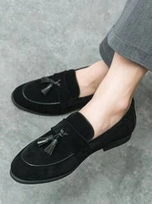 Męskie mokasyny typu slip-on z frędzlami, modna gumowa podeszwa, casualowe mokasyny w stylu oksfordzkim w kolorze czarnym